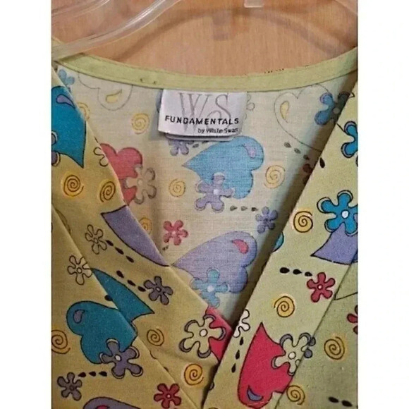 White Swan Fundamental's Women's Nurses Light Green Hearts Scrub Top Shirt S - Picture 3 of 4
